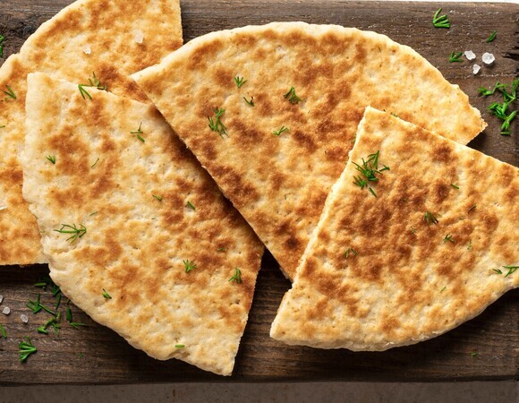 Все слетаются на кухню, когда готовлю эти турецкие лепешки с чесноком: замена хлебу из пекарни