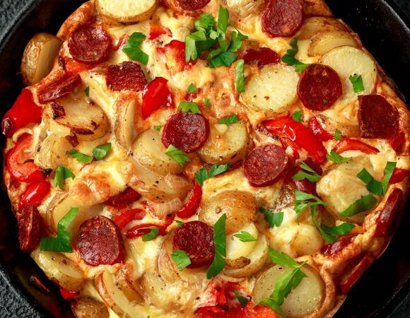 Взяла самые обычные сосиски и превратила в изысканное блюдо: теперь муж и дети на завтрак требуют мою фриттату