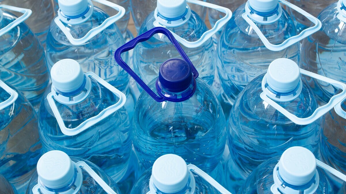 Есть ли разница между дорогой и дешевой питьевой водой? Врач Поляков объяснил, за что мы платим