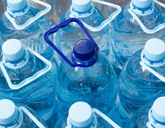 Есть ли разница между дорогой и дешевой питьевой водой? Врач Поляков объяснил, за что мы платим