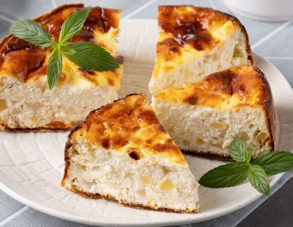 Намешала и залила в форму, а остальное духовка делает за меня: самая быстрая творожная запеканка на завтрак — 5 минут и готово!