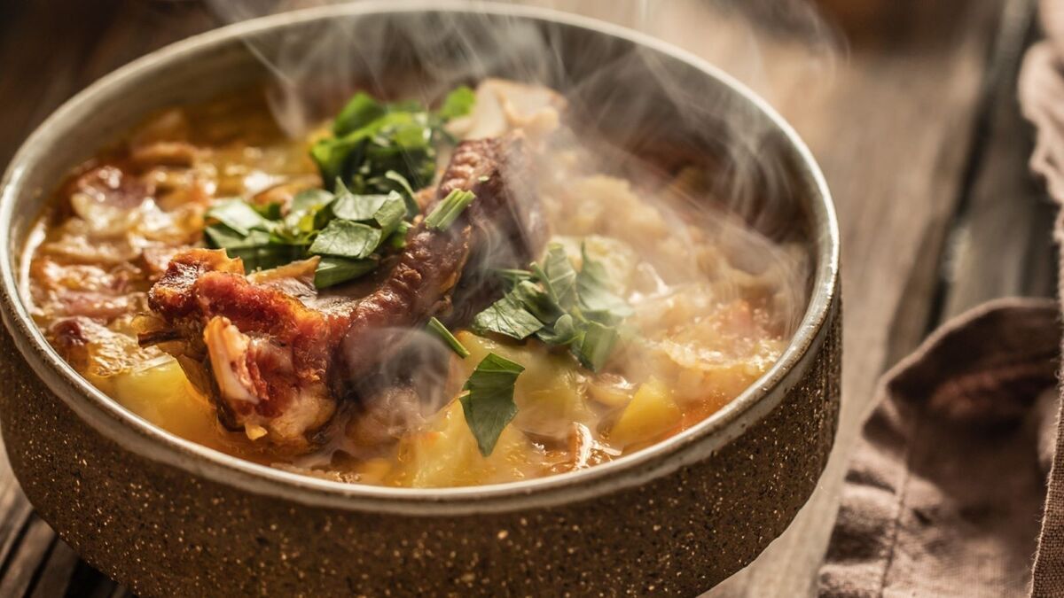 Моя семья никогда не ест супы, но этот стал исключением: невозможно устоять перед ароматом копченостей и нежной сырной текстурой