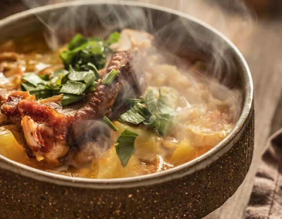 Моя семья никогда не ест супы, но этот стал исключением: невозможно устоять перед ароматом копченостей и нежной сырной текстурой