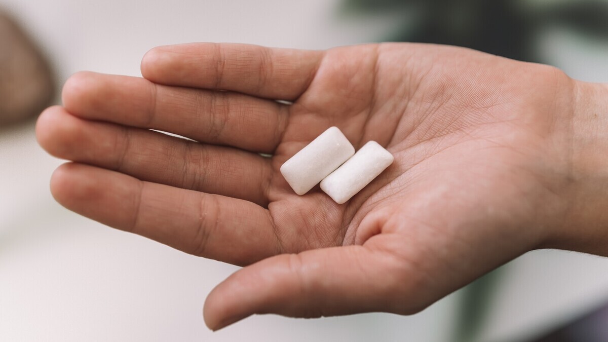 В России создали "умную" жвачку против кариеса: стоматолог Мелехова объяснила, как она защищает зубы