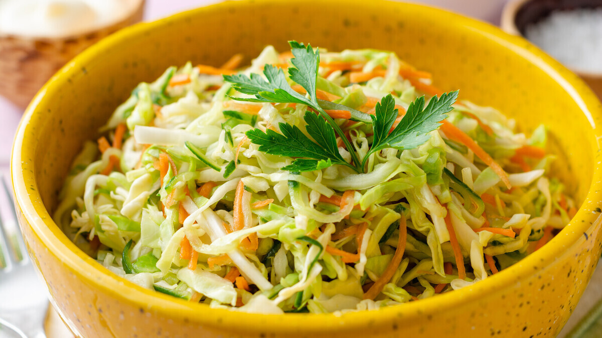 Салат из капусты как в советской столовой: поняла, в чем все это время был секрет потрясающего вкуса — есть 3 особенности