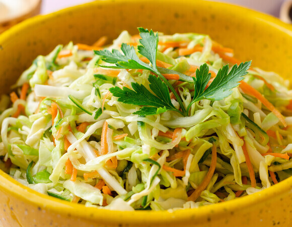 Салат из капусты как в советской столовой: поняла, в чем все это время был секрет потрясающего вкуса — есть 3 особенности