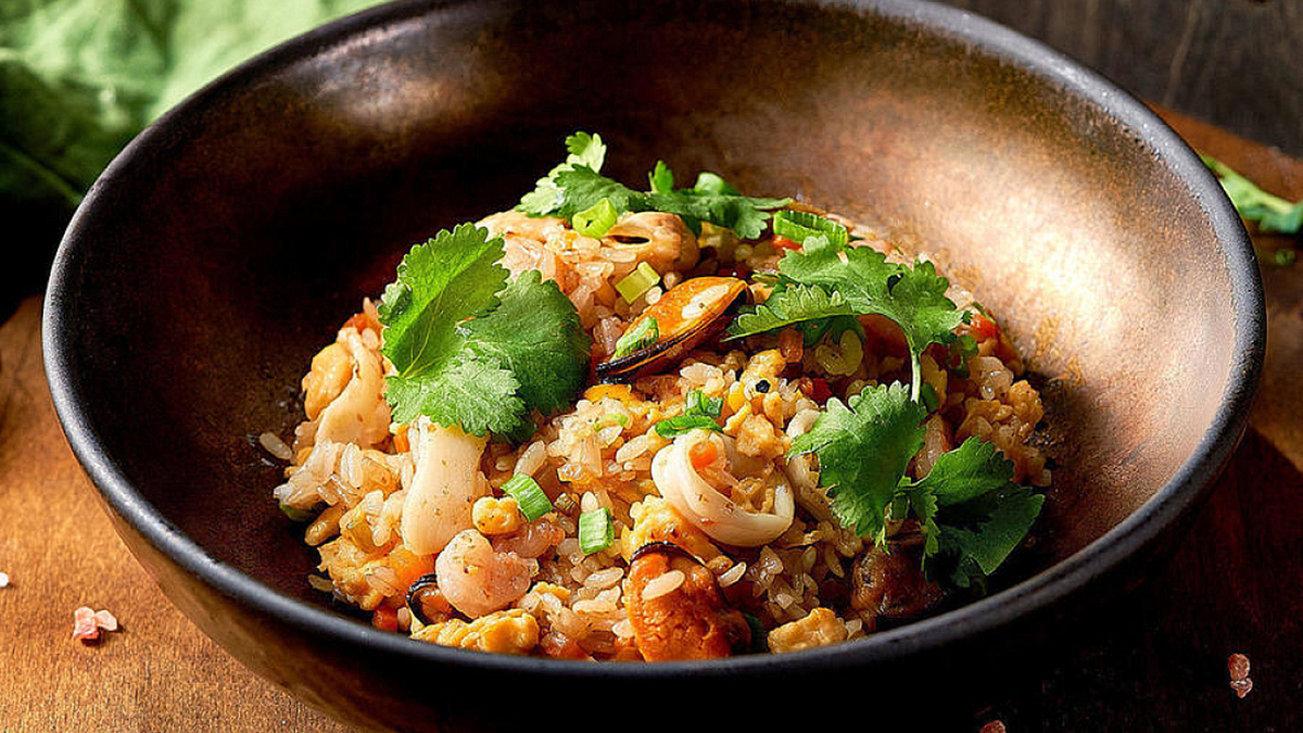 Шеф-повар Павел Хорсов поделился простым рецептом риса с морским коктейлем и овощами