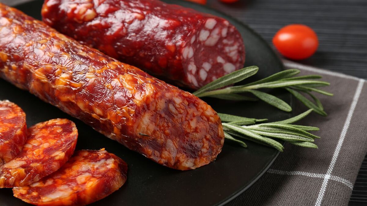 Врач Мотылева предупредила, что употребление 500 г колбасы в неделю приводит к страшной болезни
