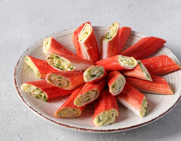 Приготовила крабовые палочки по-новому — проверено, такие рулетики обожают и взрослые, и дети 