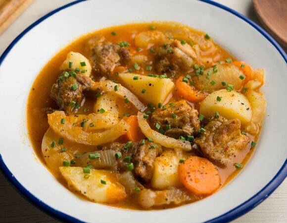 Беру картошку и свинину и делаю сытный ужин для семьи: ничего лишнего, но домашние просят мое жаркое с мясом каждый раз