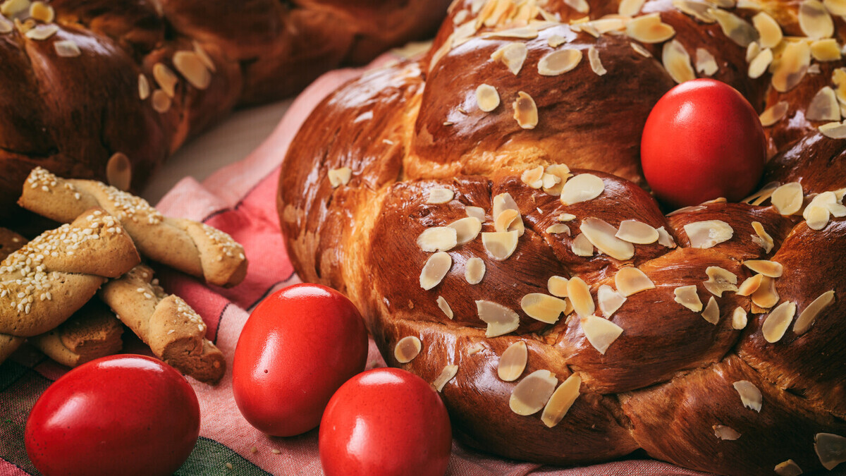 К Пасхе протестировала плетенку с миндалем и марципановыми цветами: не кулич, произведение искусства К Пасхе протестировала плетенку с миндалем и марципановыми цветами: не кулич, произведение искусства