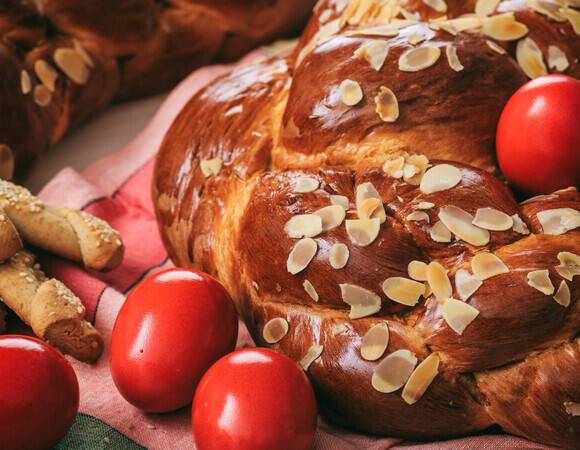 К Пасхе протестировала плетенку с миндалем и марципановыми цветами: не кулич, произведение искусства 