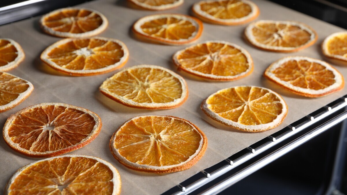 Беру 2 апельсина и сушу чипсы по простому рецепту: часть — на снеки, а остальным украшу куличи к Пасхе