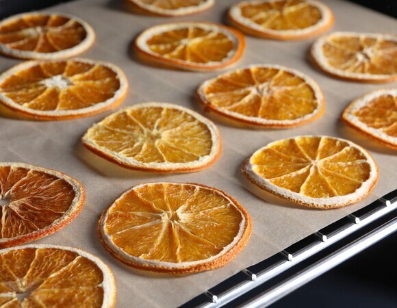 Беру 2 апельсина и сушу чипсы по простому рецепту: часть — на снеки, а остальным украшу куличи к Пасхе