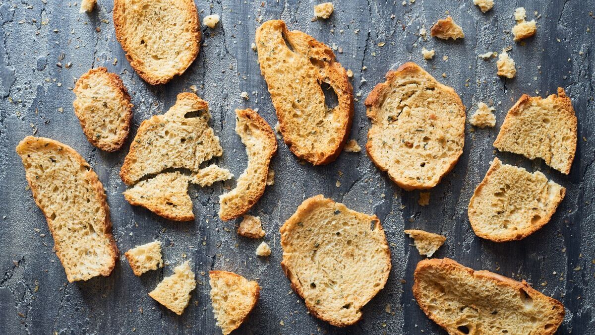 Не выкидываю черствый хлеб, а делаю из него чесночные сухарики: ленивее этого рецепта только я сама