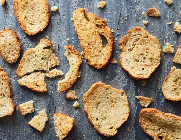 Не выкидываю черствый хлеб, а делаю из него чесночные сухарики: ленивее этого рецепта только я сама