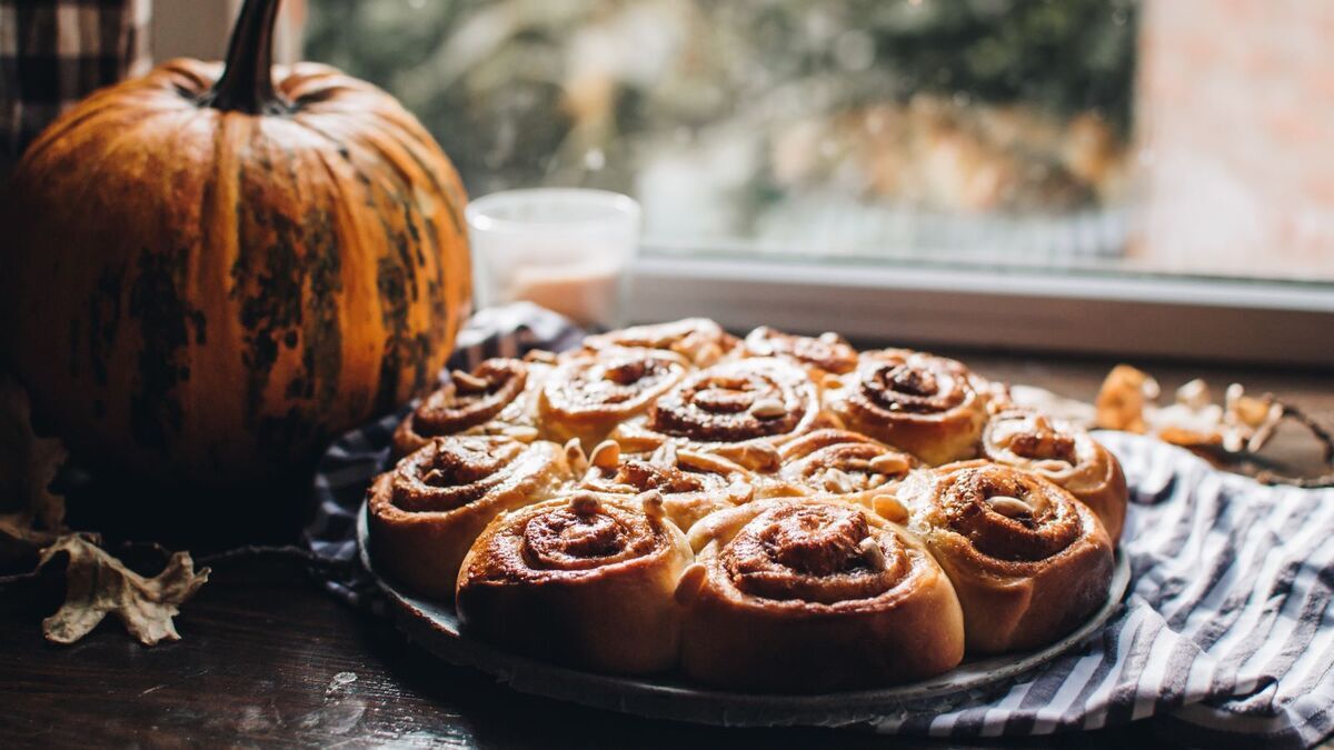 Добавила это в свои "синнабоны" и полностью преобразила их: такие булочки с корицей я еще не ела