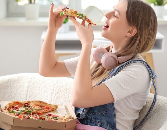 Бургеры — только после 21? В России предложили ограничить продажу фастфуда для молодежи