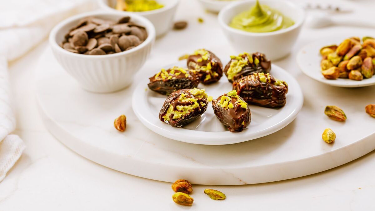 Когда я понимаю, что больше не вывожу, делаю эти финики с орехами и шоколадом: калорийно, но душу лечит исправно