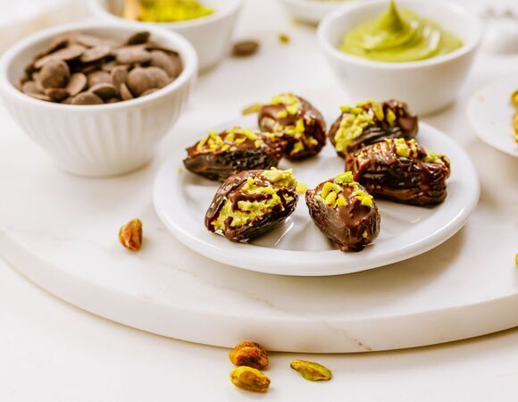 Когда я понимаю, что больше не вывожу, делаю эти финики с орехами и шоколадом: калорийно, но душу лечит исправно