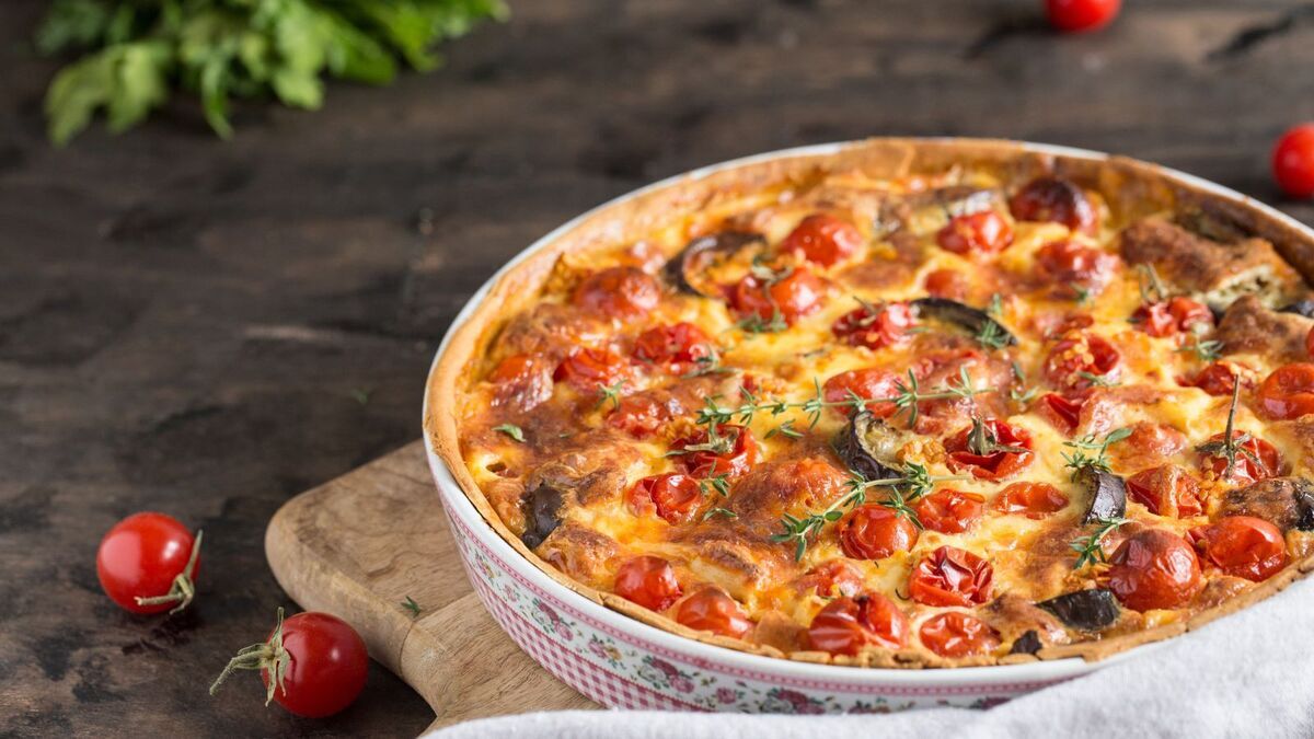 Когда голодные домочадцы стучат ложками по столу, я делаю этот изумительный пирог с брынзой всего из 5 ингредиентов