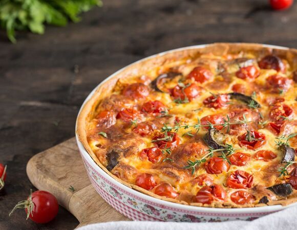 Когда голодные домочадцы стучат ложками по столу, я делаю этот изумительный пирог с брынзой всего из 5 ингредиентов