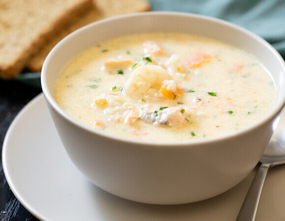 Варю на радость домашним сырный суп без мяса, но с креветками — в одной порции почти 40 г белка
