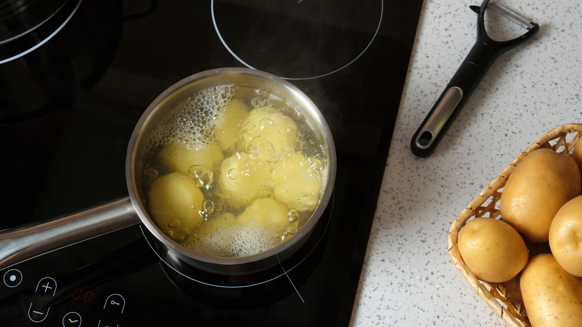 Выяснила, почему мое пюре стало черным после ужина — и придумала, как этого не допускать