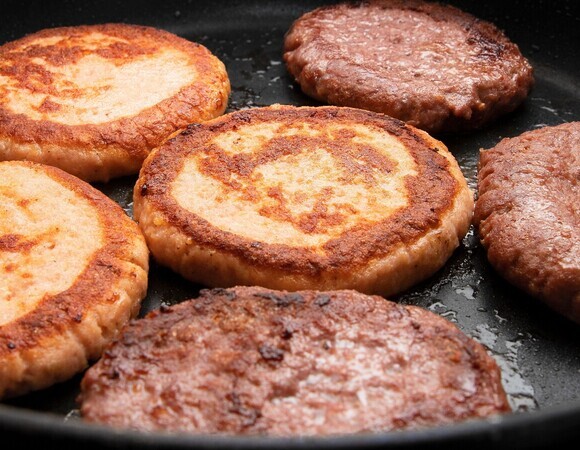 Шеф-повара советуют готовить бургеры только из замороженных котлет — когда поняла почему, все стало получаться