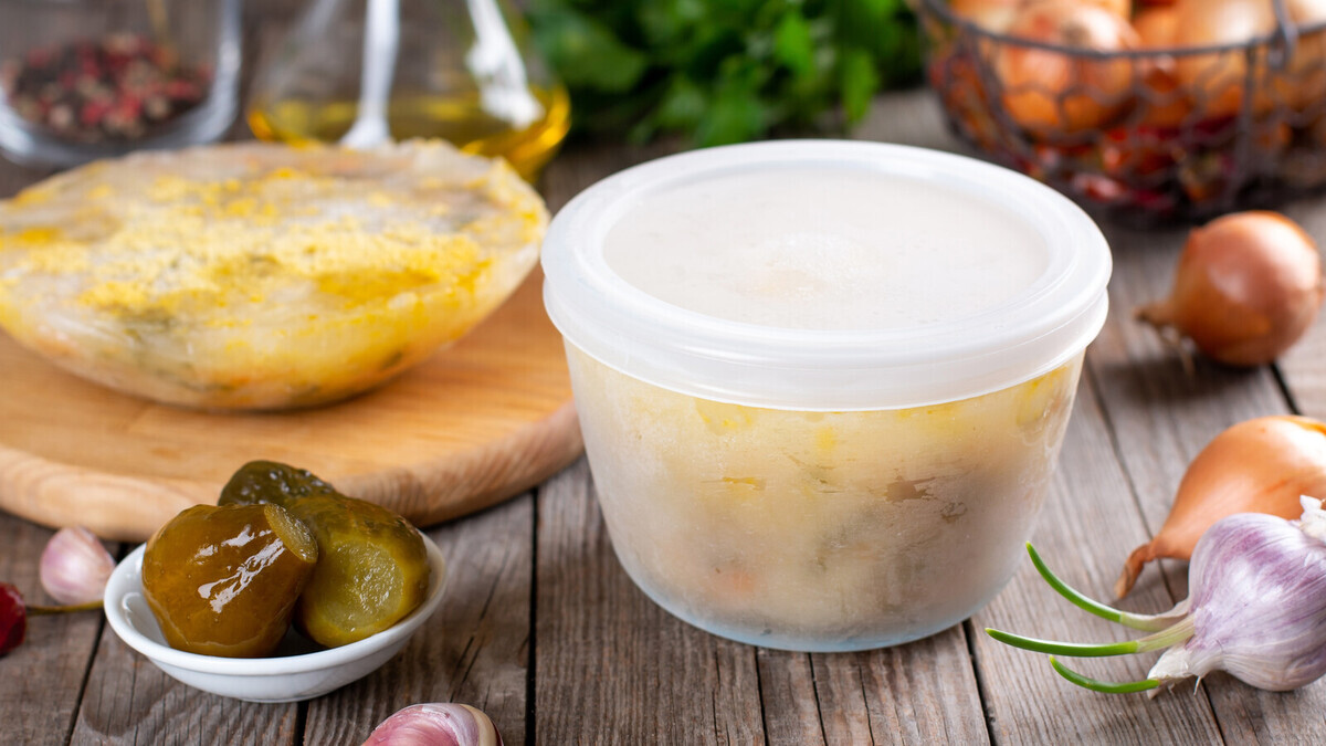 Замораживаю супы и экономлю по полдня: шеф-повар назвала 4 идеальных варианта для заготовок 