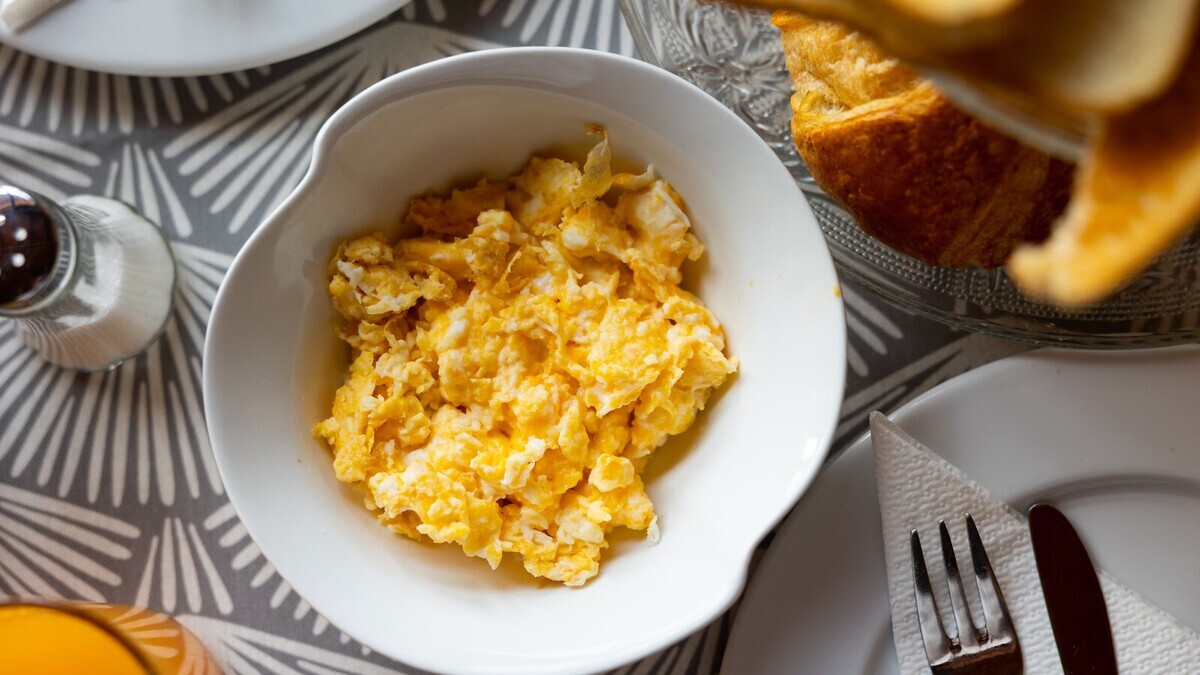 Когда солить яичницу-болтунью? Эксперты наконец поставили точку в споре — всю жизнь делала неправильно