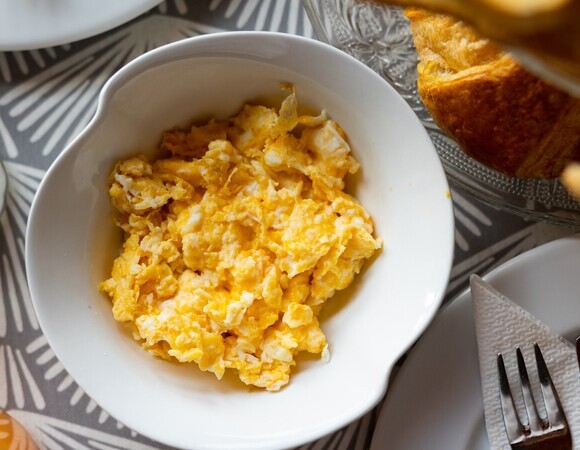 Когда солить яичницу-болтунью? Эксперты наконец поставили точку в споре — всю жизнь делала неправильно