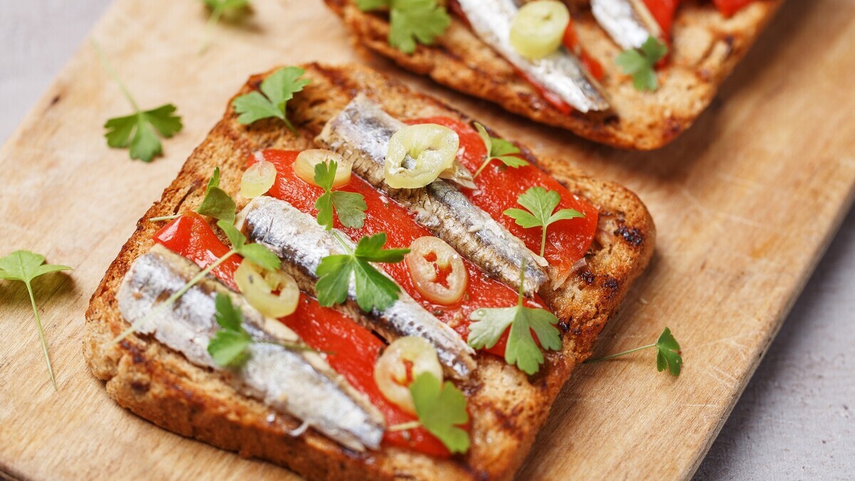 Маринованная мойва по-испански: недорогую рыбу превращаю в деликатес с помощью горсти специй