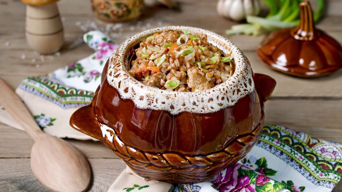 Взяла горшочки и превратила обычную гречку с грибами в произведение искусства: домашние требуют готовить эту вкуснятину каждый день