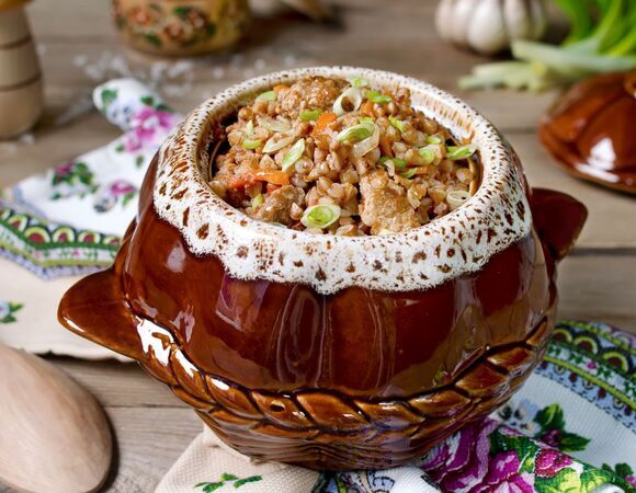 Взяла горшочки и превратила обычную гречку с грибами в произведение искусства: домашние требуют готовить эту вкуснятину каждый день