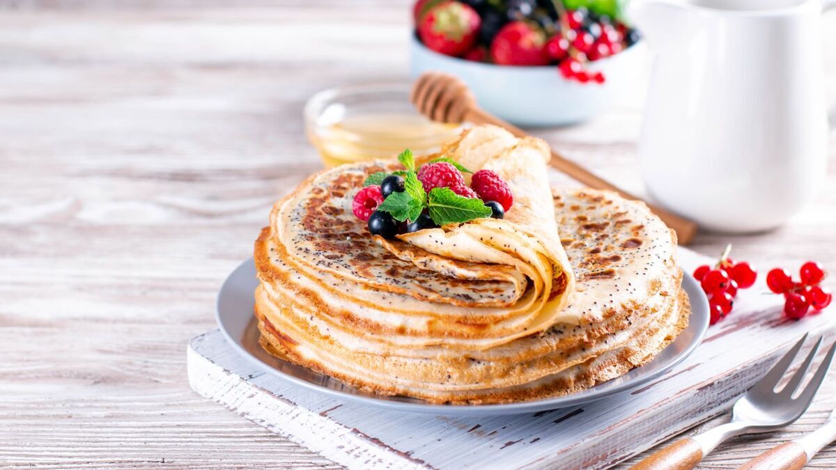 Добавила всего один ингредиент в свои блинчики, и они преобразились: было так вкусно, что срочно пришлось готовить добавку