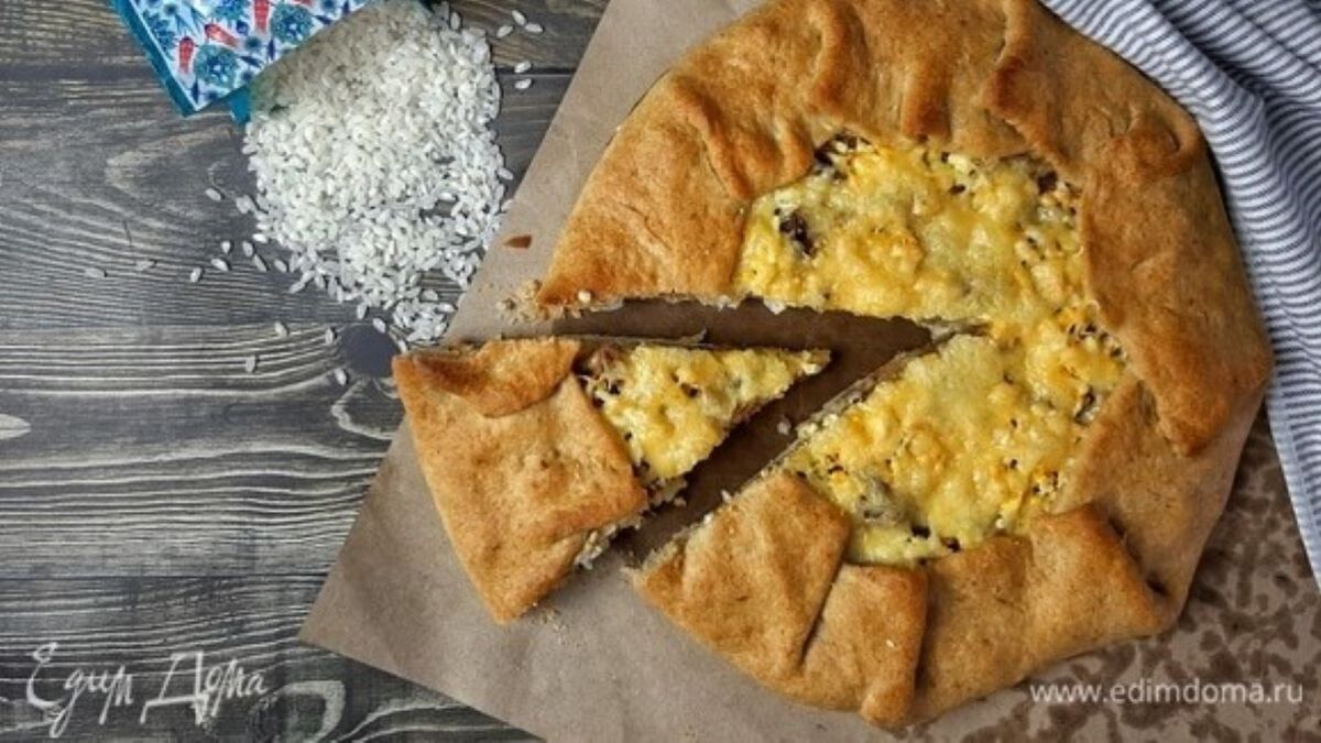 В холодильнике завалялось немного сыра и банка тунца — намутила хрустящую галету с нежной начинкой и аппетитной корочкой