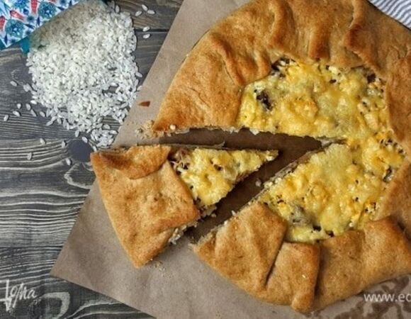 В холодильнике завалялось немного сыра и банка тунца — намутила хрустящую галету с нежной начинкой и аппетитной корочкой