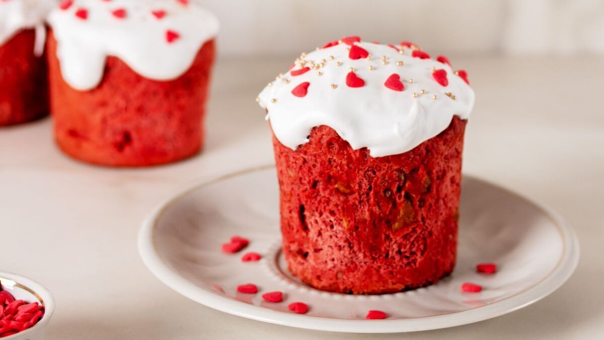 Пошаговый рецепт приготовления кулича "Красный бархат": необычное пасхальное угощение Пошаговый рецепт приготовления кулича "Красный бархат": необычное пасхальное угощение