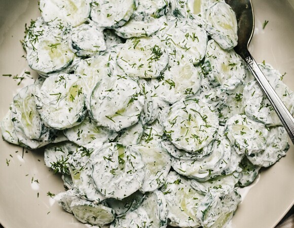 Беру 5 огурцов, необычный лук и авокадо — подаю салат вместо гречки и картошки на гарнир: остановиться нереально