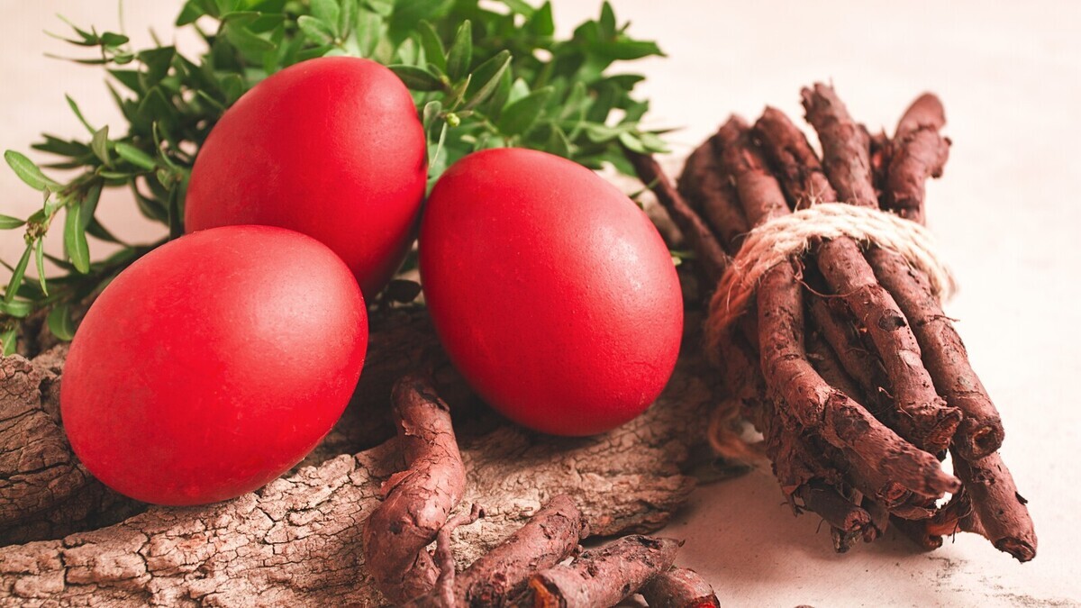 Так делают в Грузии — старинным способом покрасила самые красивые яйца к Пасхе: красные-красные и не пачкаются 