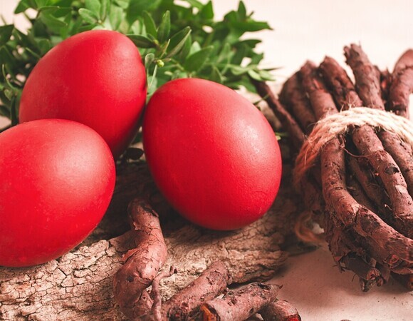 Так делают в Грузии — старинным способом покрасила самые красивые яйца к Пасхе: красные-красные и не пачкаются 