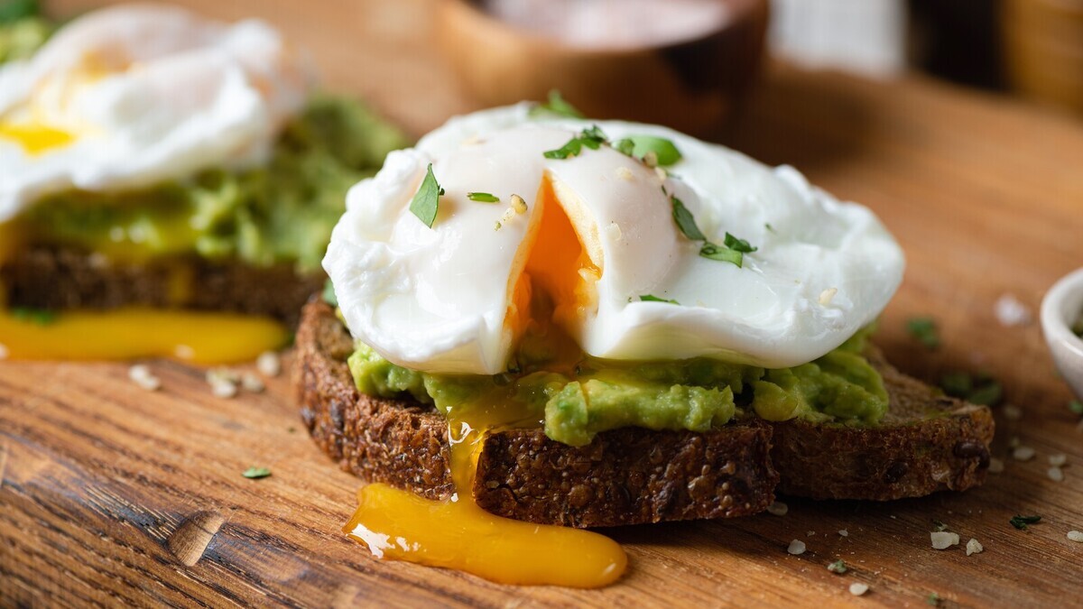 Яйца-пашот "лопались" в микроволновке, пока шеф-повар не объяснил важный нюанс — теперь экономлю кучу времени 