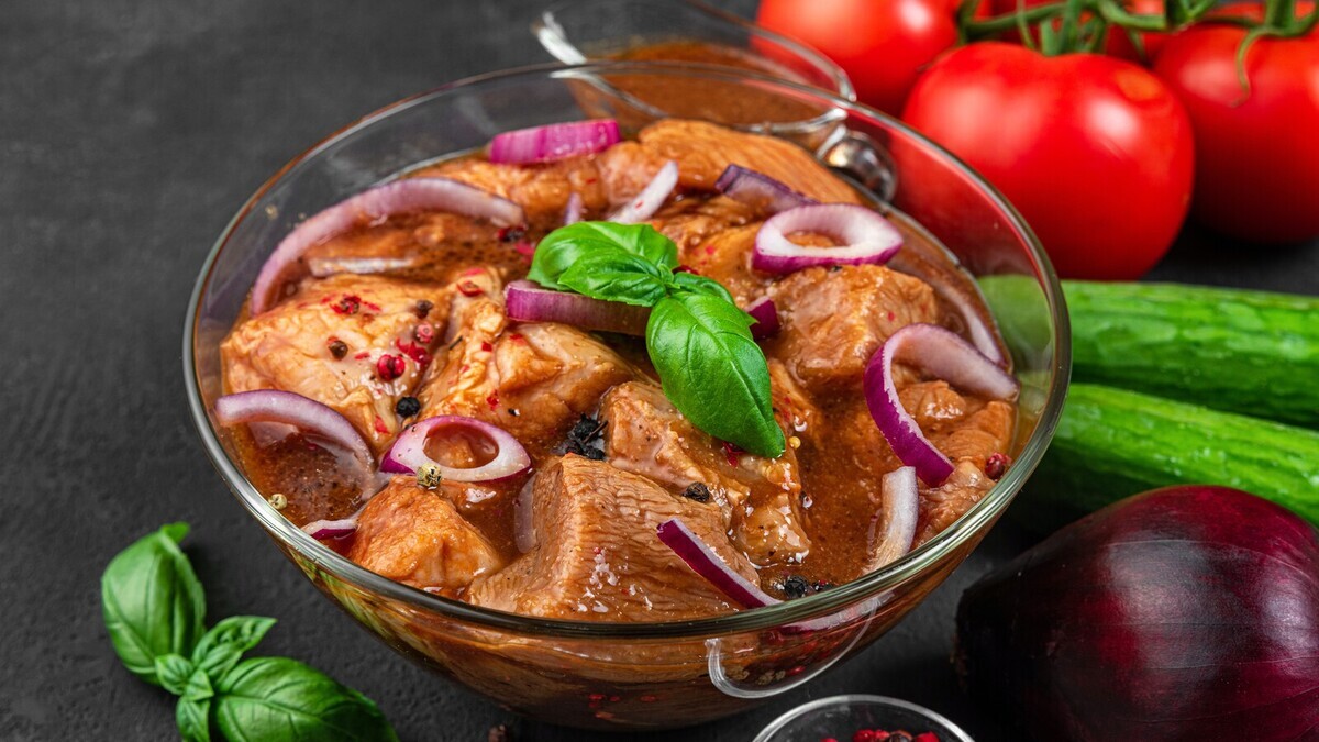 К шашлычному сезону научилась делать маринад для шашлыка из банки помидоров: мясо и мягкое, и сочное