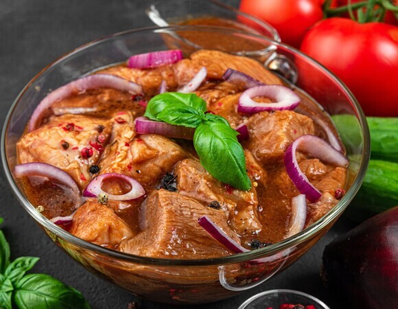 К шашлычному сезону научилась делать маринад для шашлыка из банки помидоров: мясо и мягкое, и сочное