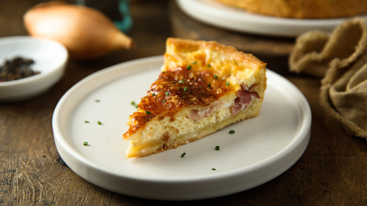 Итальянцы пекут его накануне Пасхи — сделала сытный пирог с яйцами, ветчиной и сыром и больше на стол ничего ставить не пришлось