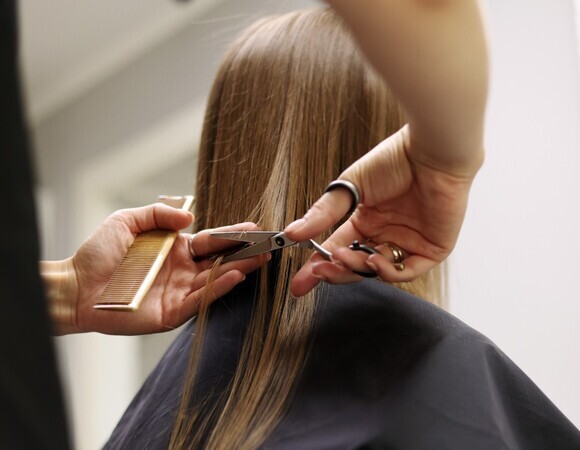 Никаких "под мальчика": "омолаживающие" стрижки для женщин 45+