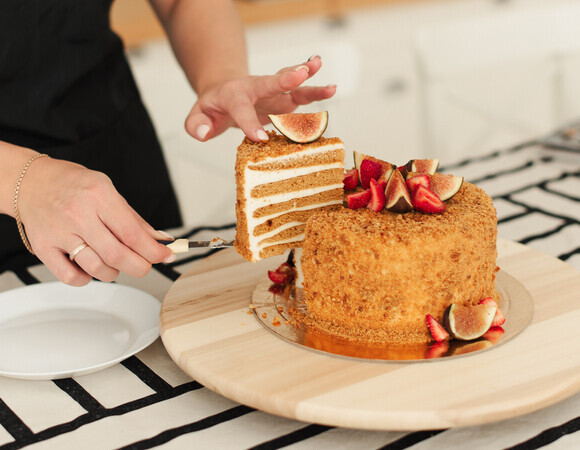 Шеф-кондитер научила идеально нарезать любой торт: кусочек к кусочку