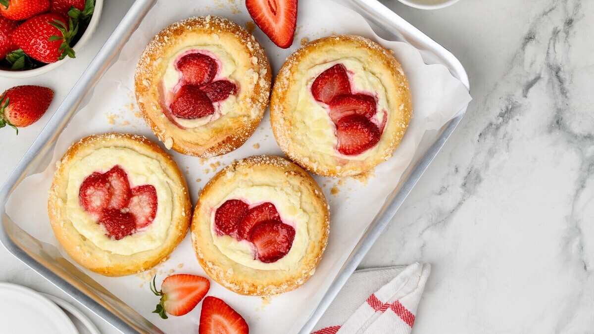 Не жду, пока подойдет тесто, а "топлю" его: делаю пасхальные булочки с кремом за 50 минут