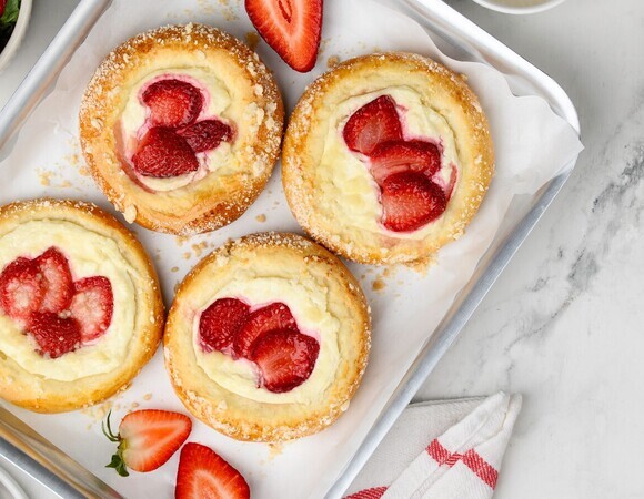 Не жду, пока подойдет тесто, а "топлю" его: делаю пасхальные булочки с кремом за 50 минут